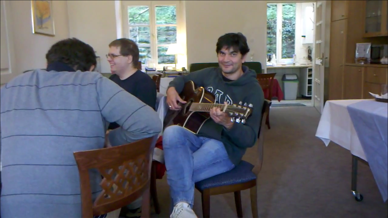 Nito from Qindel playing the guitar on Sunday